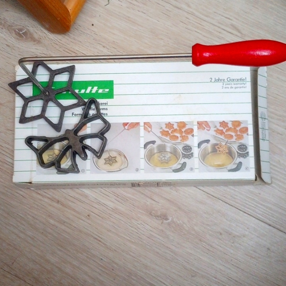 Vintage Schulte : 2 wafers forms.